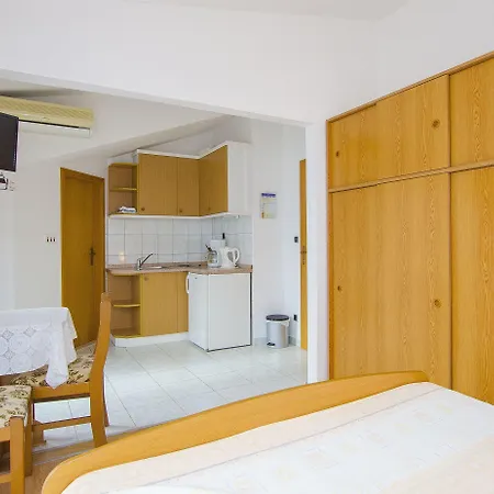Apartament And Iva *