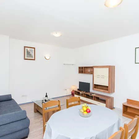 Apartament And Iva *