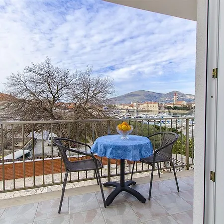 Apartament And Iva