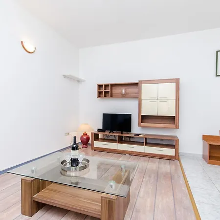 Apartament And Iva *